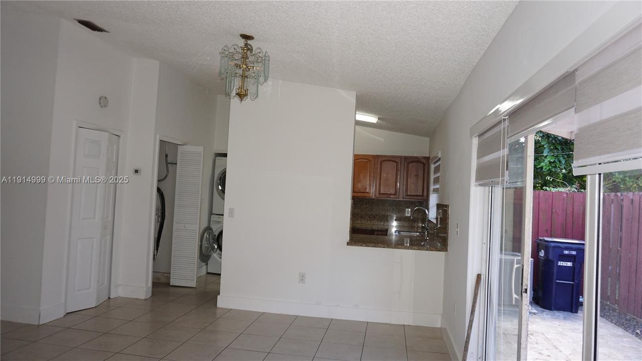 Activo con contrato: $2,400 (2 camas, 2 baños, 900 Pies cuadrados)