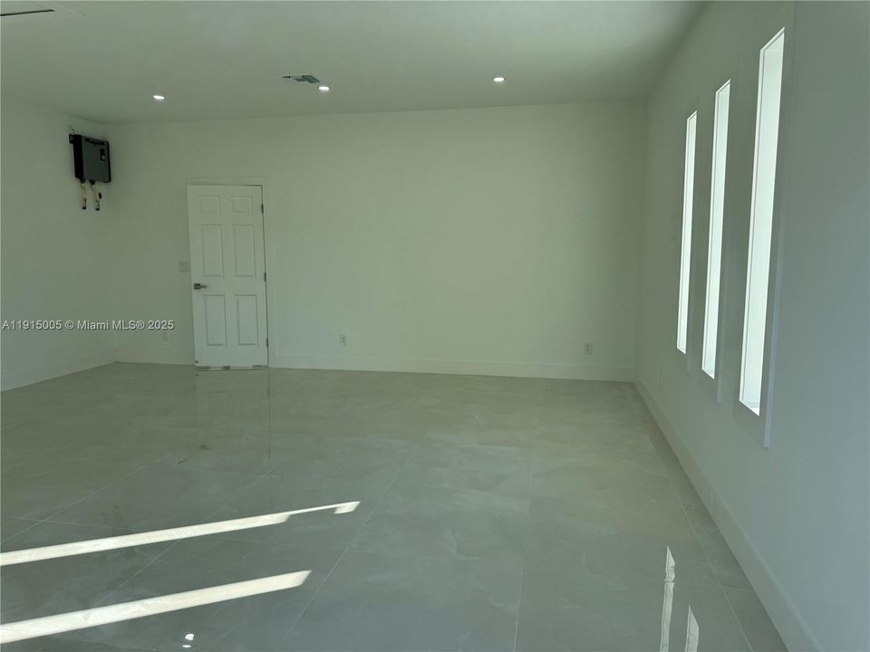 待售: $375,000 (3 贝兹, 3 浴室, 2073 平方英尺)