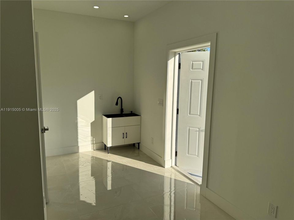 待售: $375,000 (3 贝兹, 3 浴室, 2073 平方英尺)