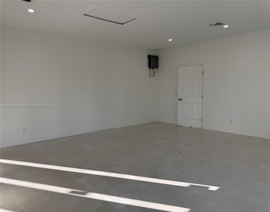 待售: $375,000 (3 贝兹, 3 浴室, 2073 平方英尺)