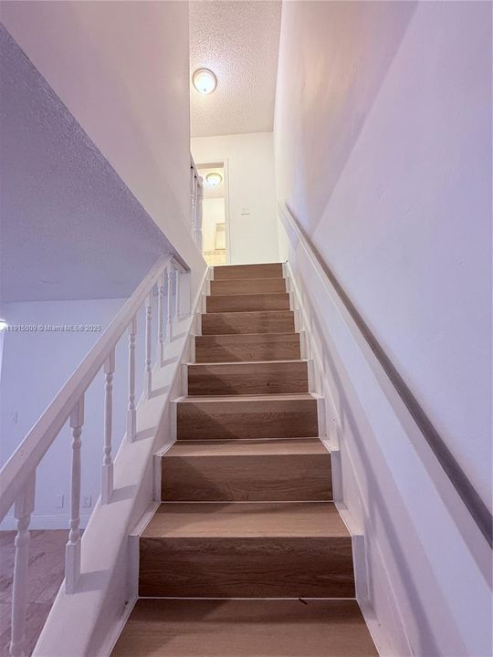 На продажу: $289,900 (2 спален, 1 ванн, 1122 Квадратных фут)