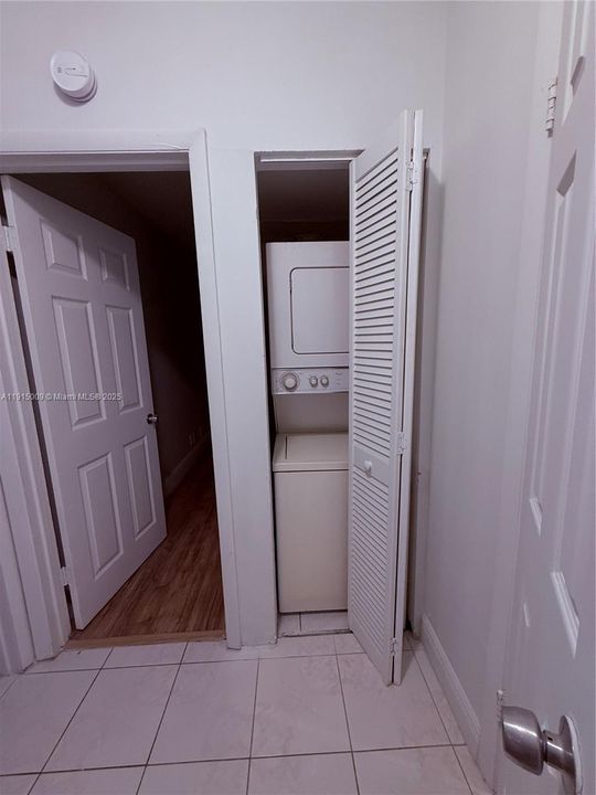 На продажу: $289,900 (2 спален, 1 ванн, 1122 Квадратных фут)