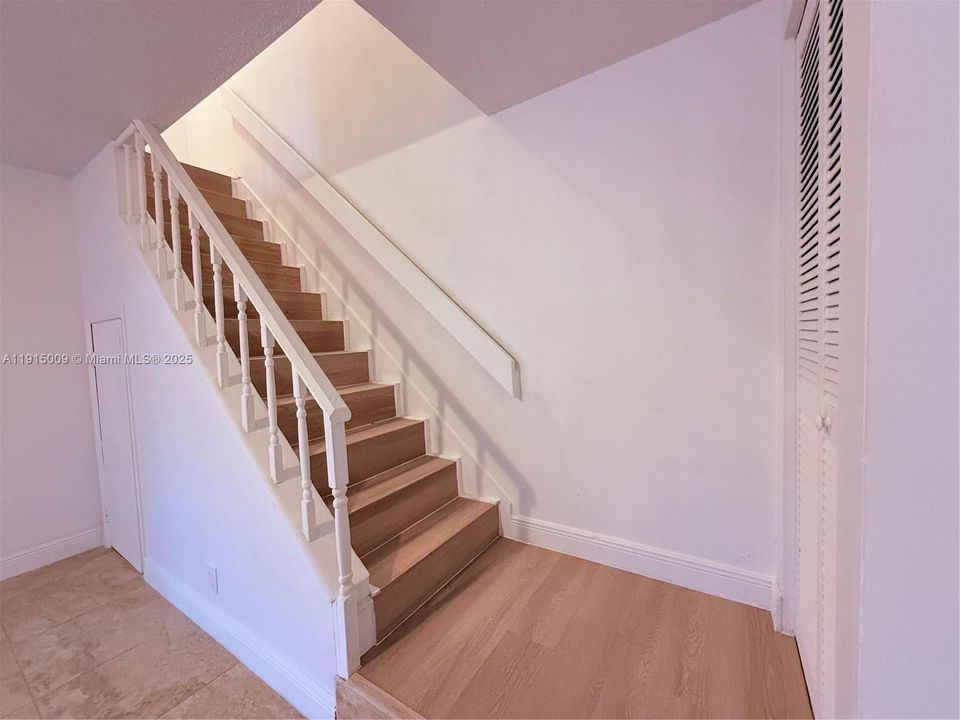 На продажу: $289,900 (2 спален, 1 ванн, 1122 Квадратных фут)