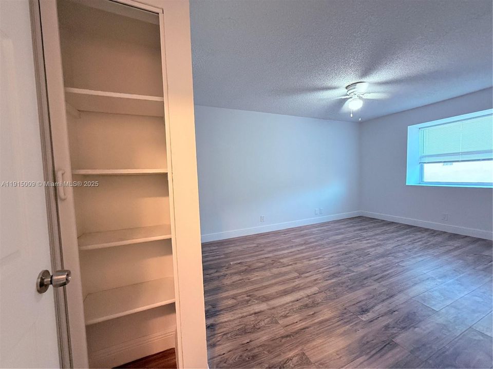 На продажу: $289,900 (2 спален, 1 ванн, 1122 Квадратных фут)