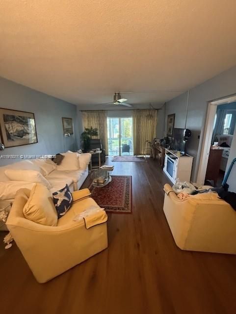 待售: $300,000 (2 贝兹, 2 浴室, 1020 平方英尺)