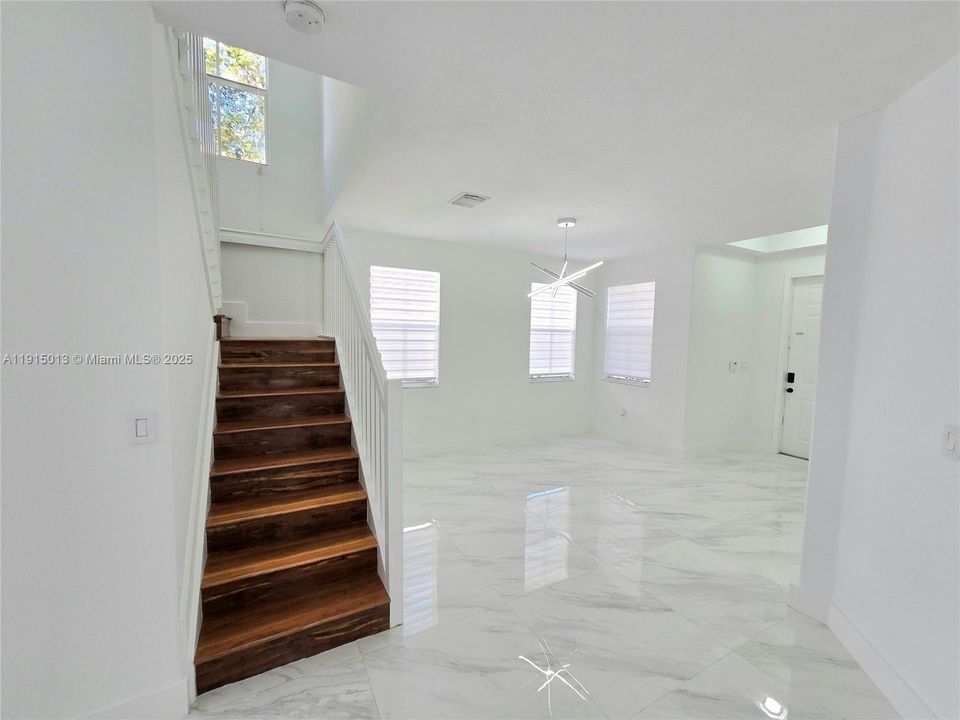 Под контрактом: $3,600 (3 спален, 2 ванн, 1683 Квадратных фут)