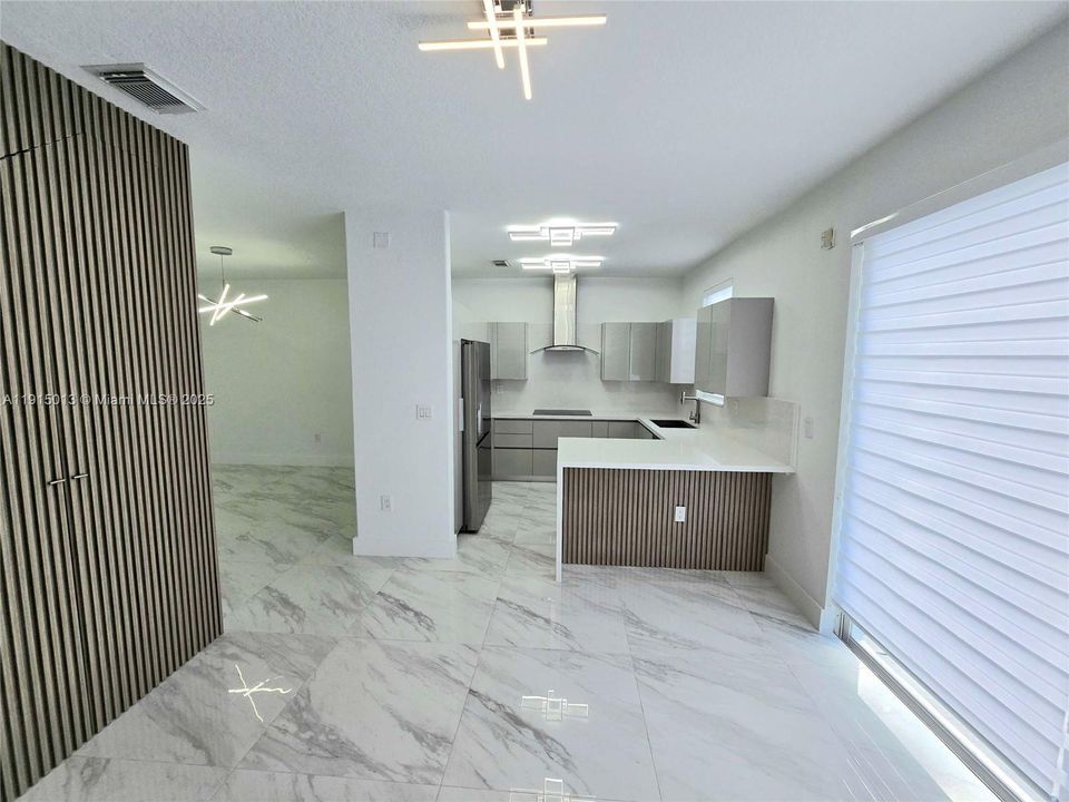 Под контрактом: $3,600 (3 спален, 2 ванн, 1683 Квадратных фут)