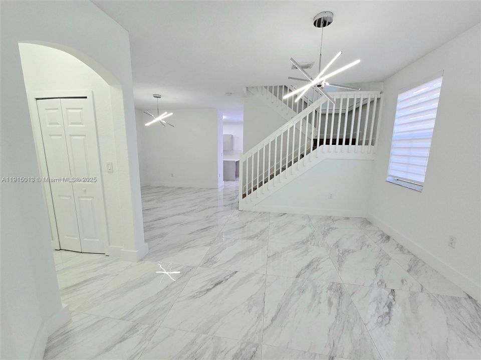 Под контрактом: $3,600 (3 спален, 2 ванн, 1683 Квадратных фут)