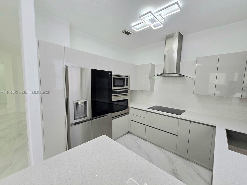 Под контрактом: $3,600 (3 спален, 2 ванн, 1683 Квадратных фут)