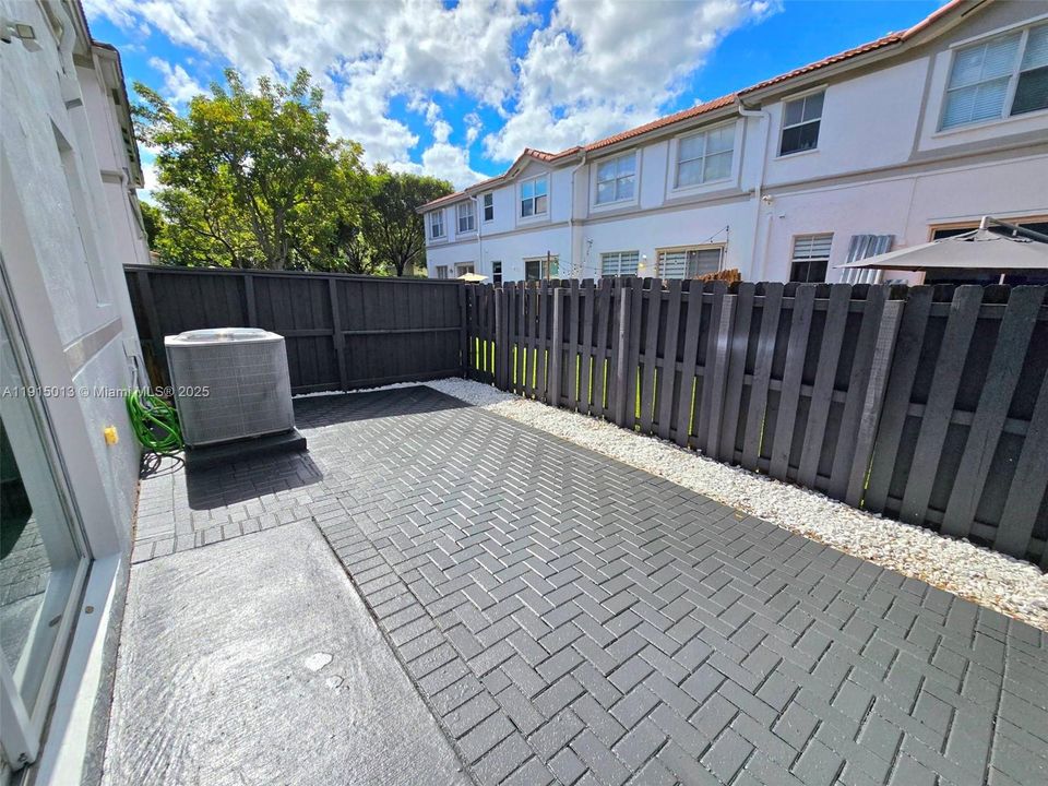 Под контрактом: $3,600 (3 спален, 2 ванн, 1683 Квадратных фут)