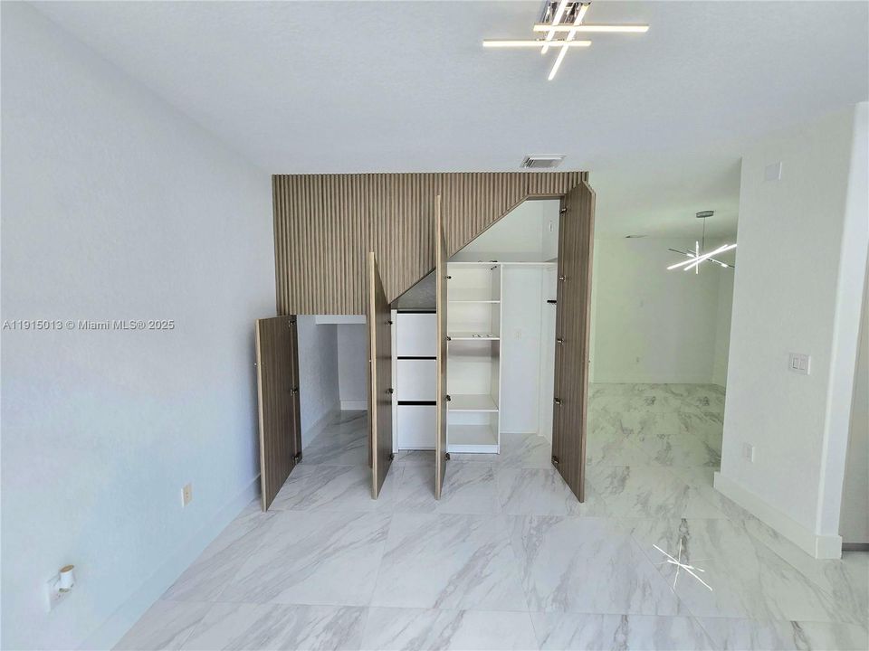 Под контрактом: $3,600 (3 спален, 2 ванн, 1683 Квадратных фут)