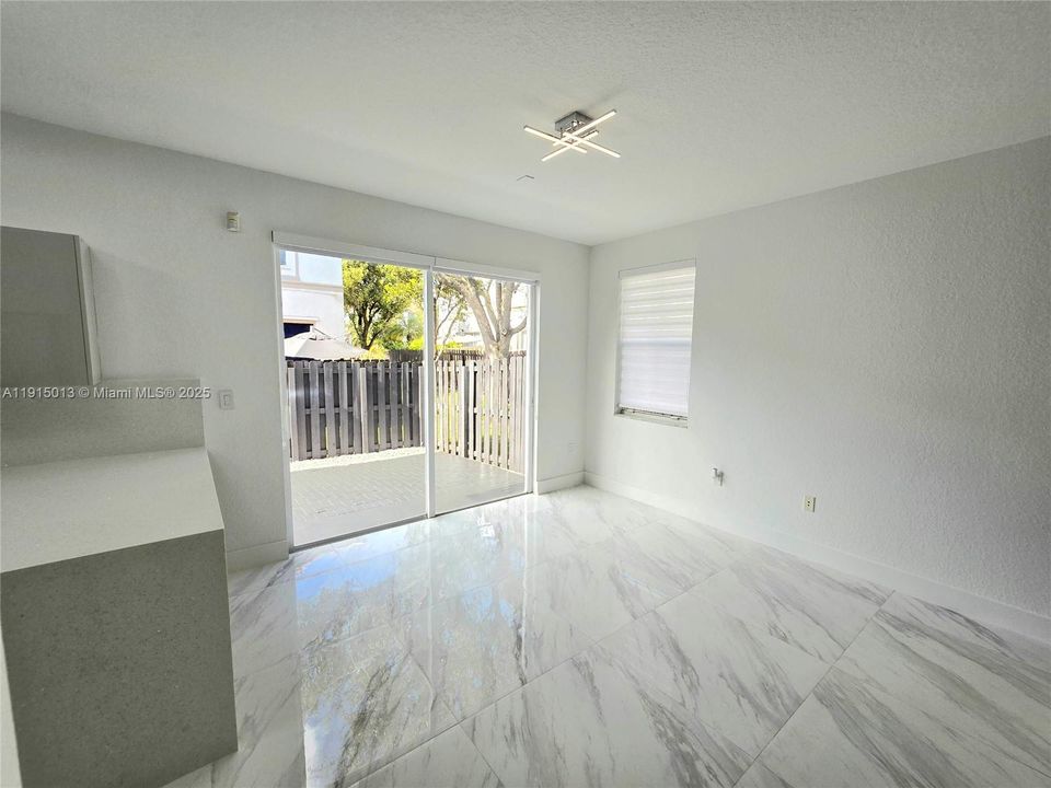 Под контрактом: $3,600 (3 спален, 2 ванн, 1683 Квадратных фут)