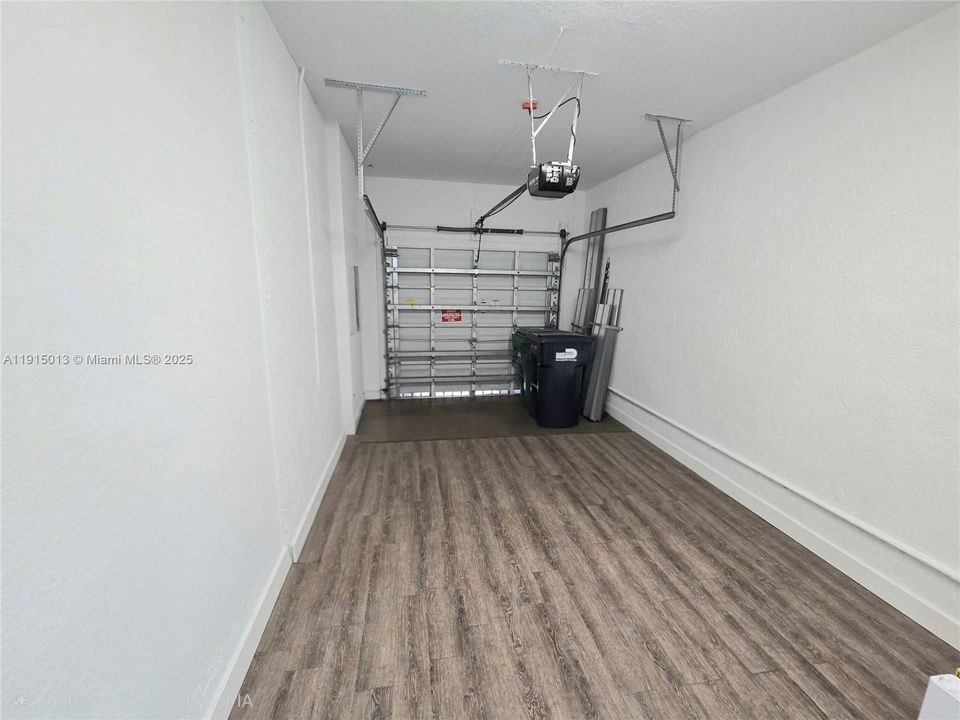 Под контрактом: $3,600 (3 спален, 2 ванн, 1683 Квадратных фут)