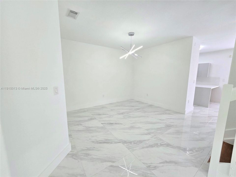 Под контрактом: $3,600 (3 спален, 2 ванн, 1683 Квадратных фут)