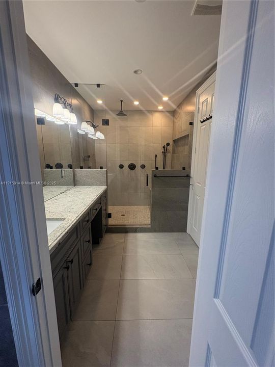 For Rent: $4,750 (5 beds, 4 baths, 3288 Square Feet)