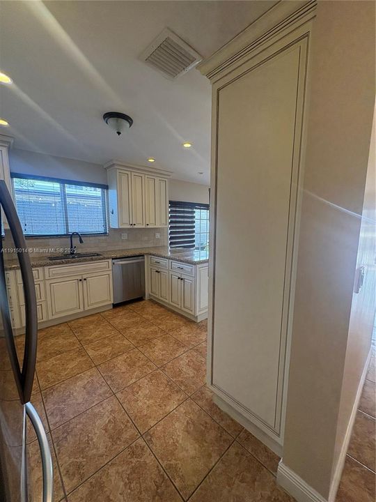 For Rent: $4,750 (5 beds, 4 baths, 3288 Square Feet)