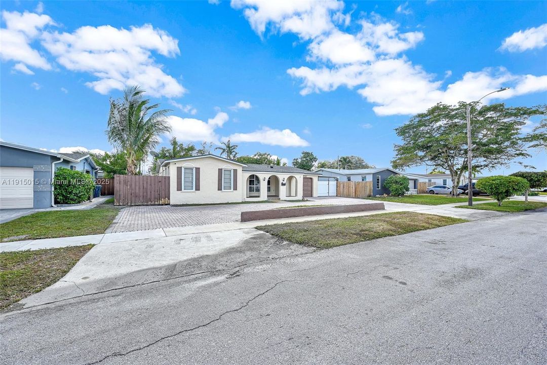 待售: $615,000 (4 贝兹, 2 浴室, 1909 平方英尺)