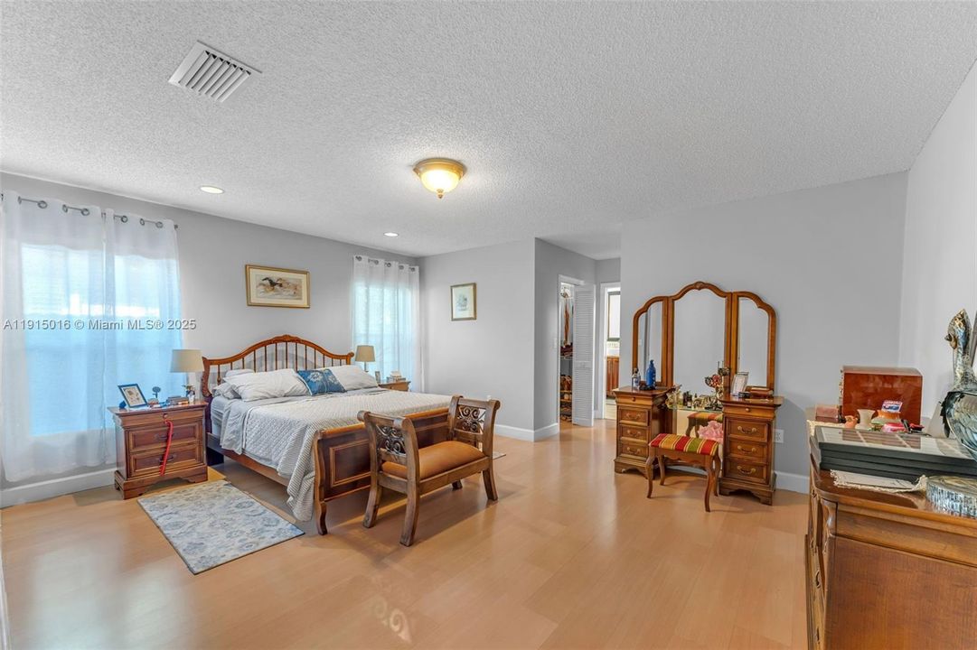 待售: $837,000 (4 贝兹, 2 浴室, 2458 平方英尺)