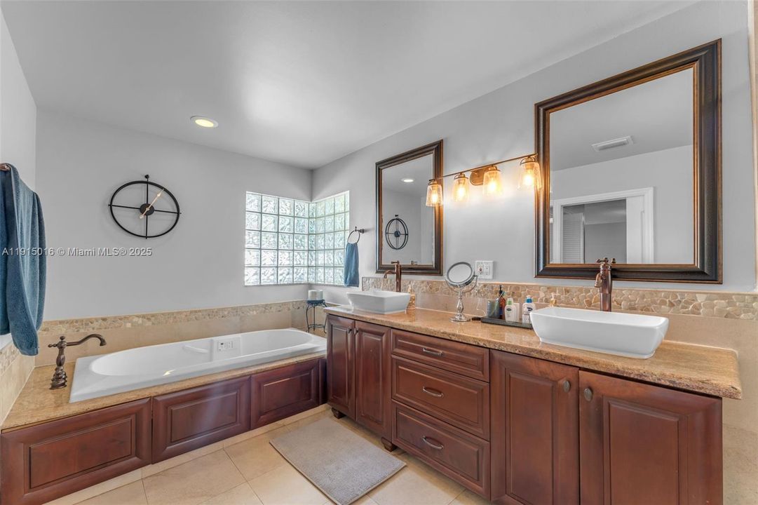 待售: $837,000 (4 贝兹, 2 浴室, 2458 平方英尺)