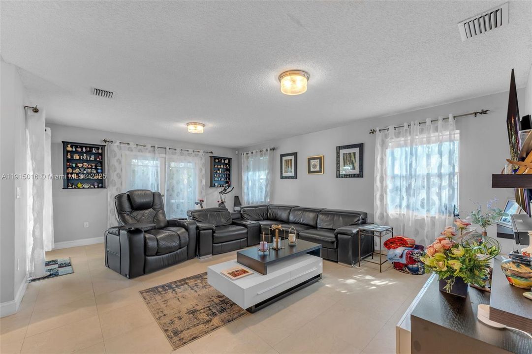 待售: $837,000 (4 贝兹, 2 浴室, 2458 平方英尺)