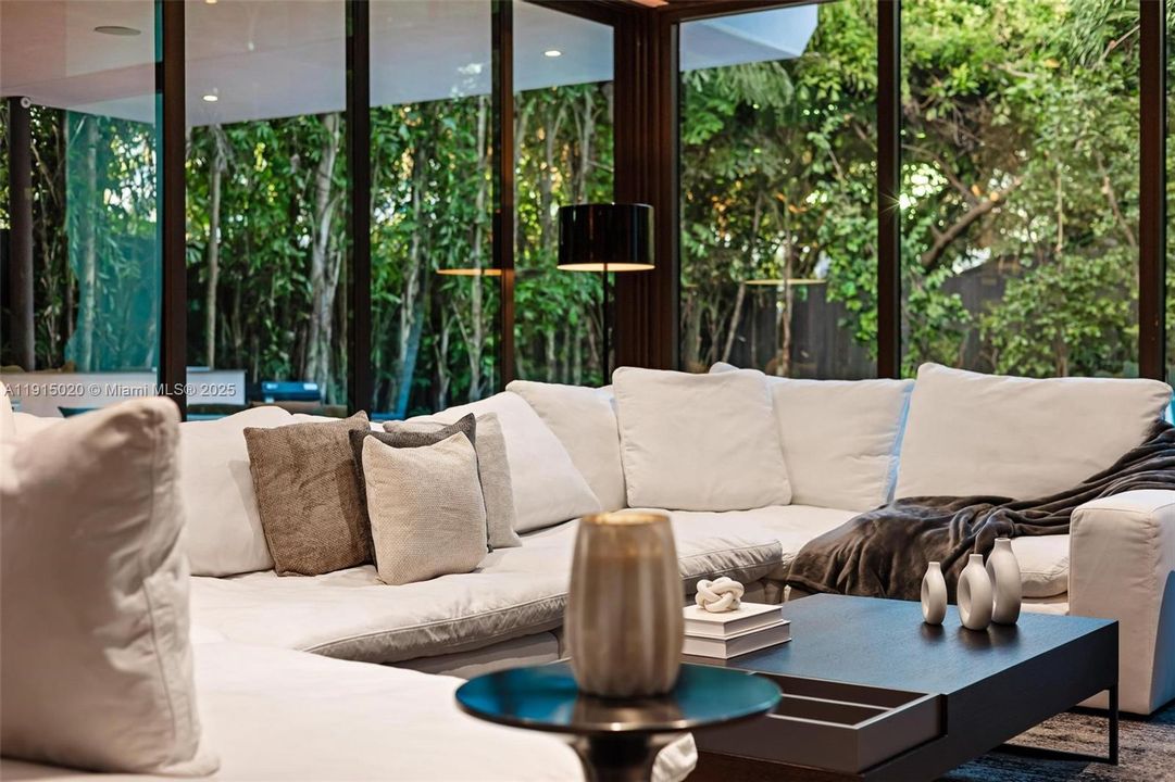 出租: $55,000 (5 贝兹, 5 浴室, 4250 平方英尺)