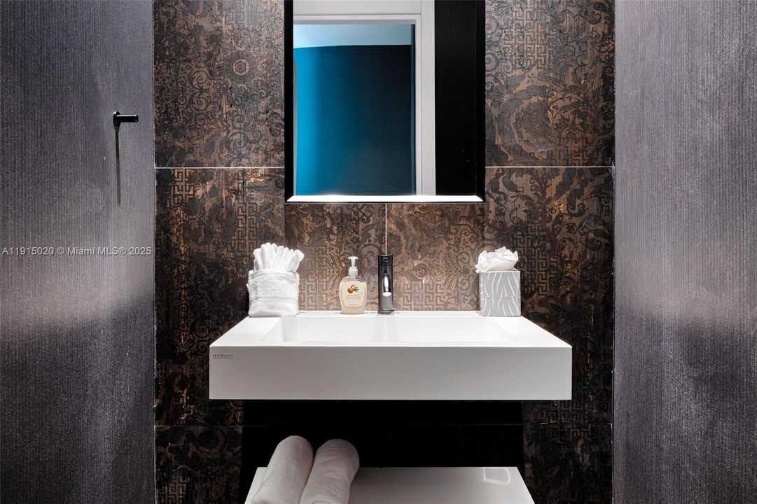 出租: $55,000 (5 贝兹, 5 浴室, 4250 平方英尺)