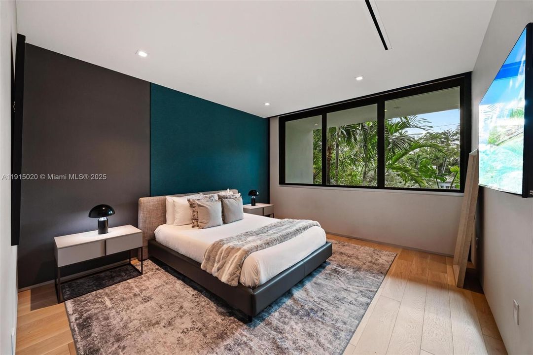 出租: $55,000 (5 贝兹, 5 浴室, 4250 平方英尺)