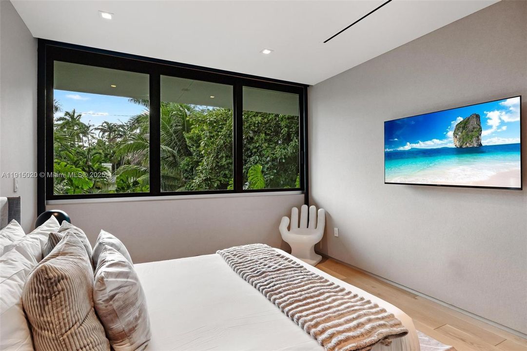 出租: $55,000 (5 贝兹, 5 浴室, 4250 平方英尺)