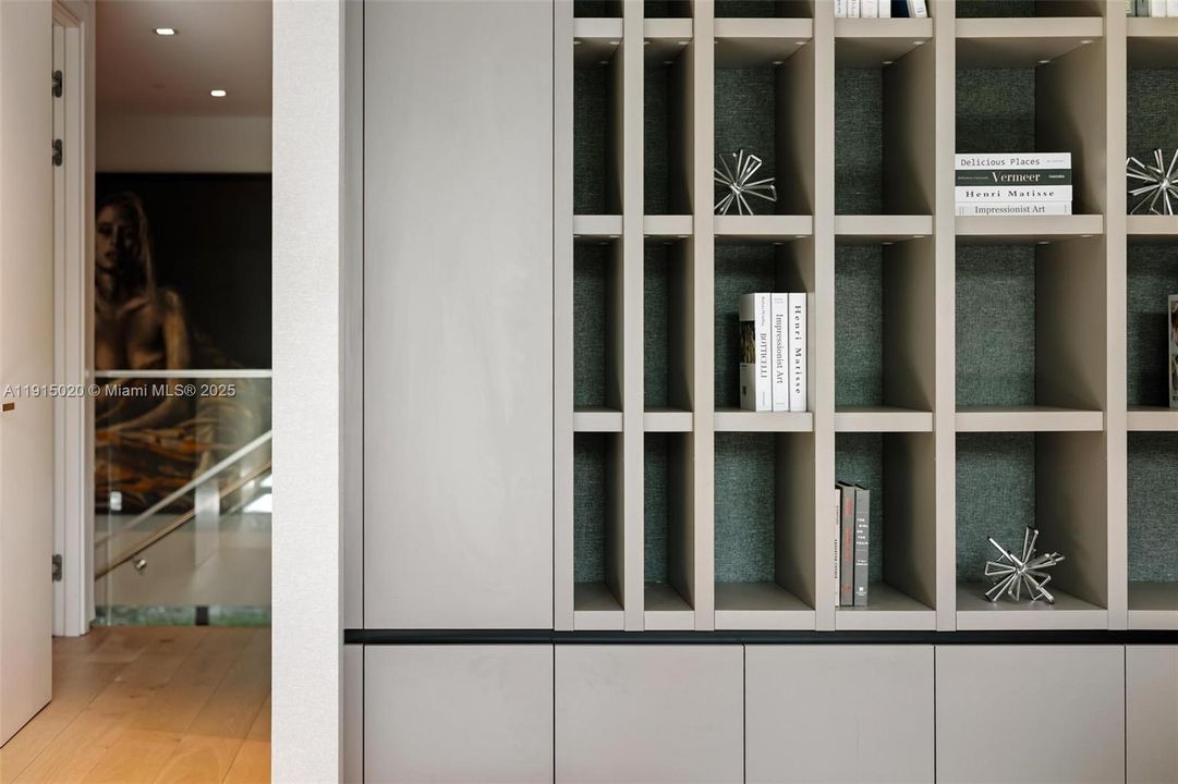 出租: $55,000 (5 贝兹, 5 浴室, 4250 平方英尺)