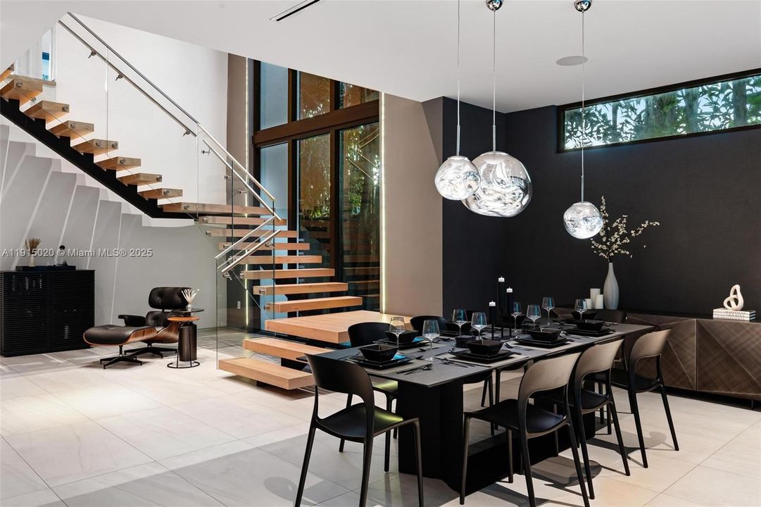 出租: $55,000 (5 贝兹, 5 浴室, 4250 平方英尺)