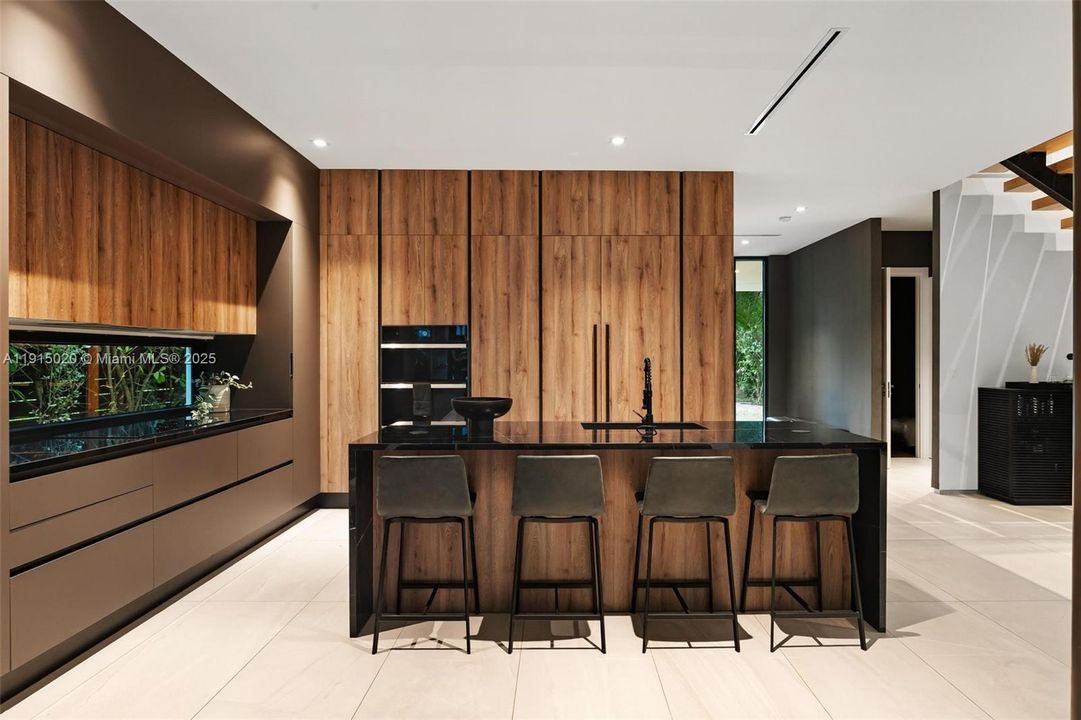 出租: $55,000 (5 贝兹, 5 浴室, 4250 平方英尺)