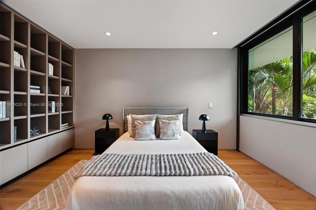 出租: $55,000 (5 贝兹, 5 浴室, 4250 平方英尺)