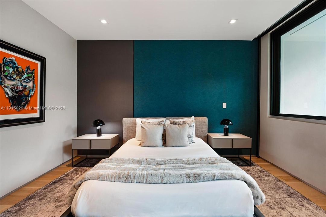 出租: $55,000 (5 贝兹, 5 浴室, 4250 平方英尺)