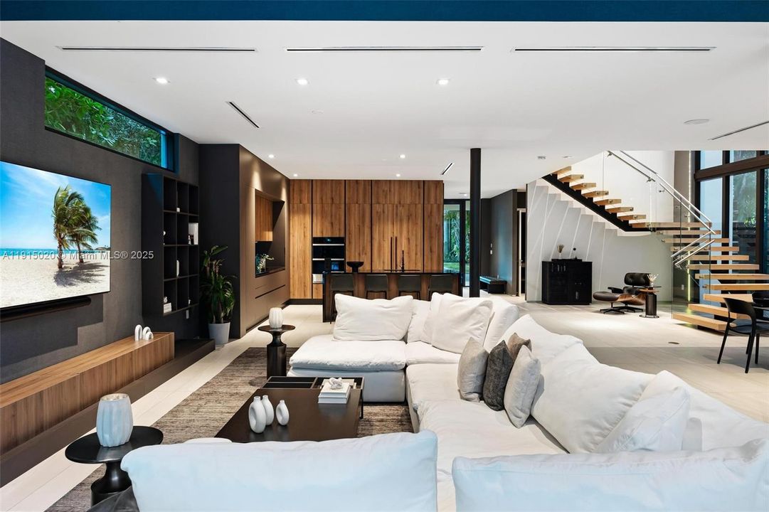 出租: $55,000 (5 贝兹, 5 浴室, 4250 平方英尺)