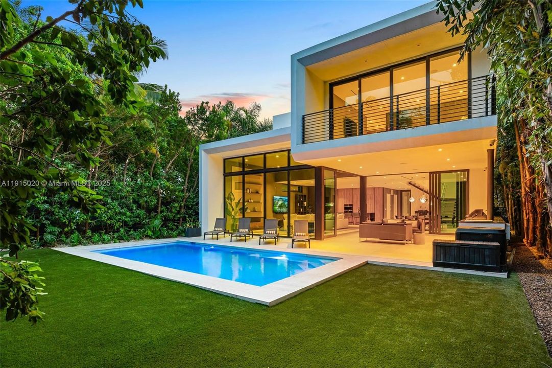 出租: $55,000 (5 贝兹, 5 浴室, 4250 平方英尺)