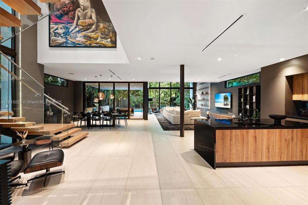 出租: $55,000 (5 贝兹, 5 浴室, 4250 平方英尺)