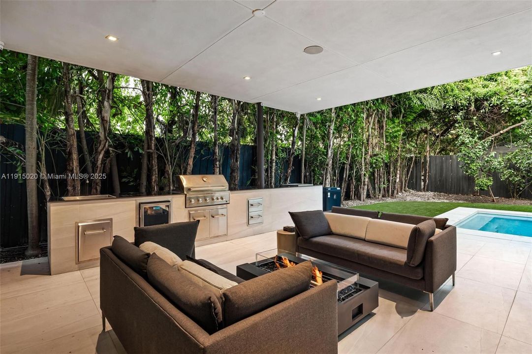 出租: $55,000 (5 贝兹, 5 浴室, 4250 平方英尺)