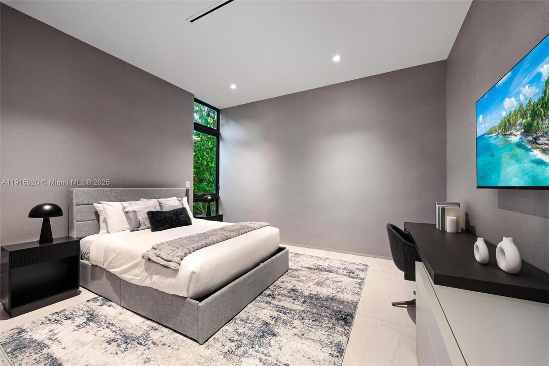 出租: $55,000 (5 贝兹, 5 浴室, 4250 平方英尺)