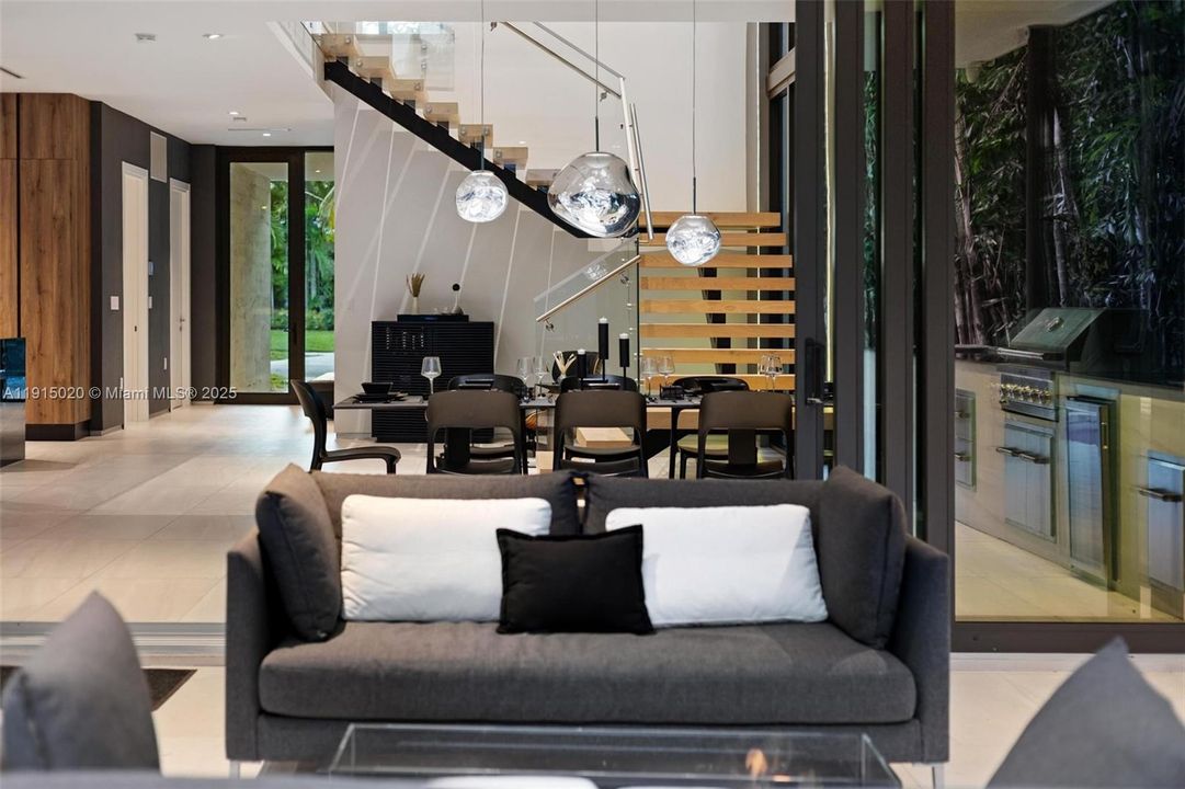 出租: $55,000 (5 贝兹, 5 浴室, 4250 平方英尺)