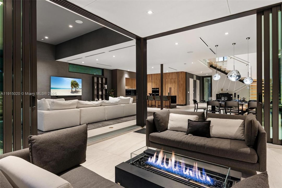 出租: $55,000 (5 贝兹, 5 浴室, 4250 平方英尺)