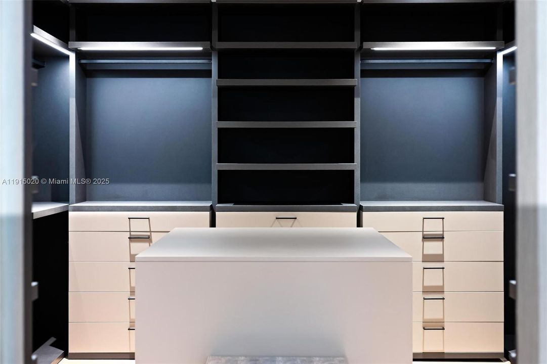 出租: $55,000 (5 贝兹, 5 浴室, 4250 平方英尺)