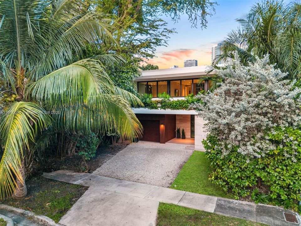 出租: $55,000 (5 贝兹, 5 浴室, 4250 平方英尺)