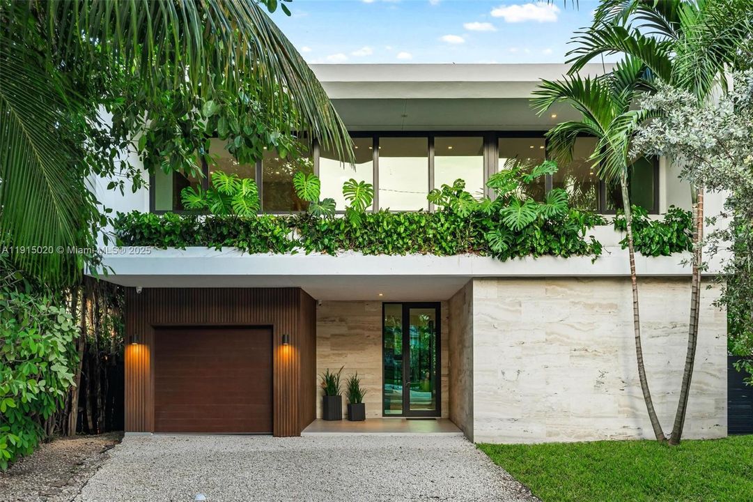 出租: $55,000 (5 贝兹, 5 浴室, 4250 平方英尺)