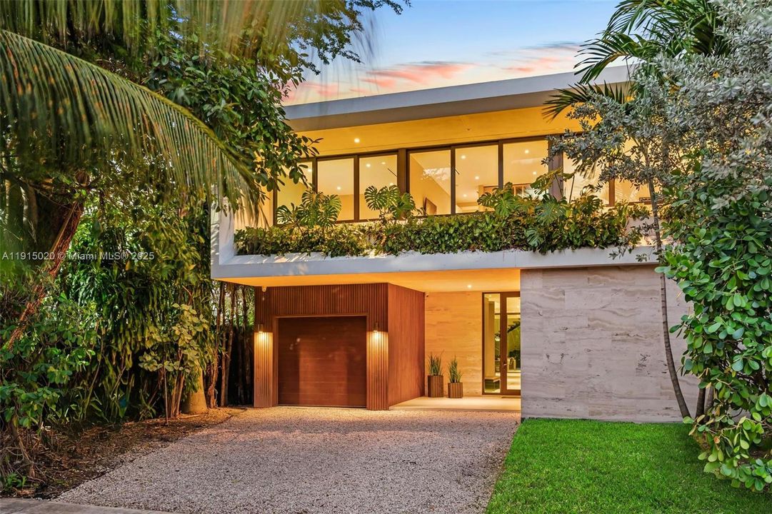 出租: $55,000 (5 贝兹, 5 浴室, 4250 平方英尺)