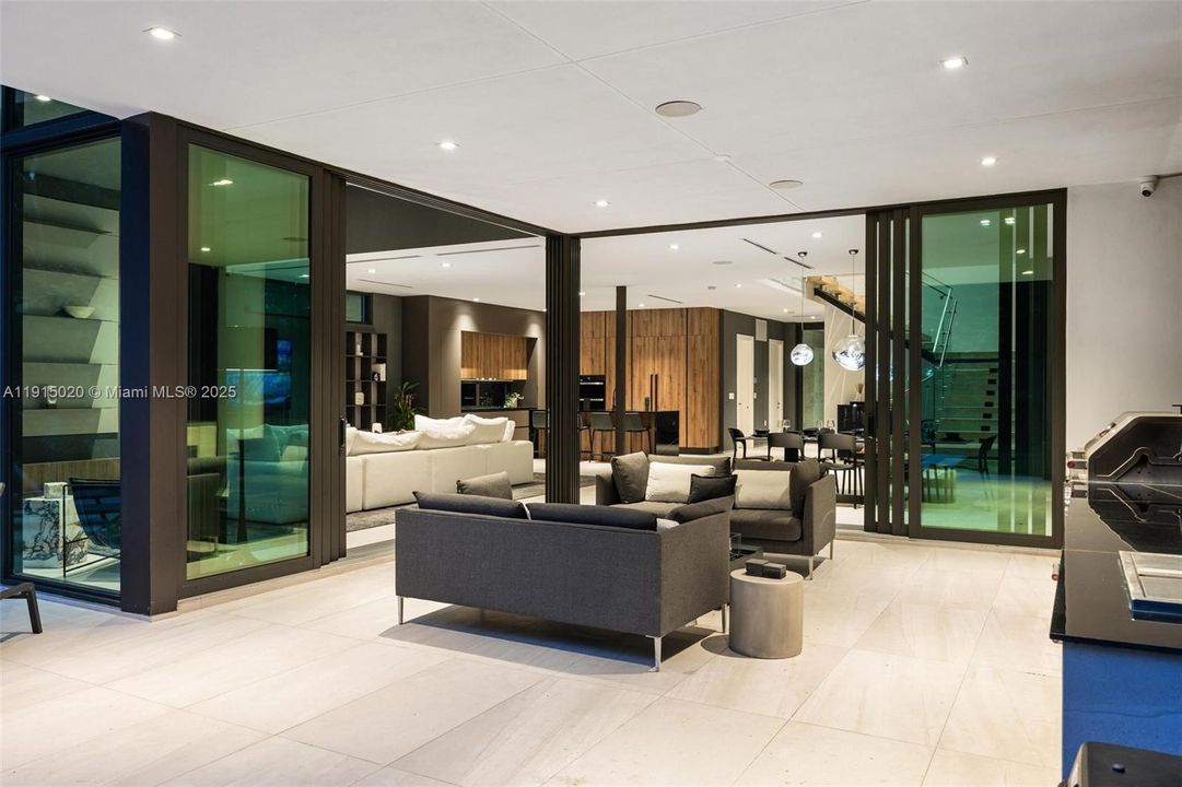 出租: $55,000 (5 贝兹, 5 浴室, 4250 平方英尺)