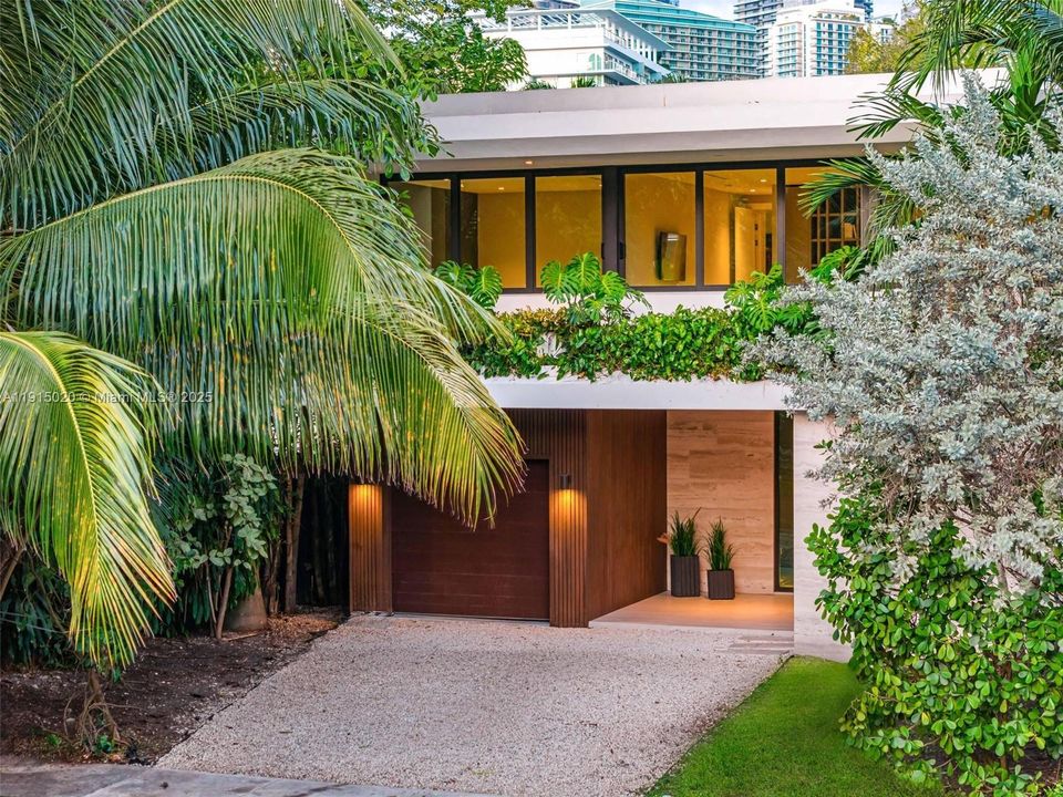 出租: $55,000 (5 贝兹, 5 浴室, 4250 平方英尺)