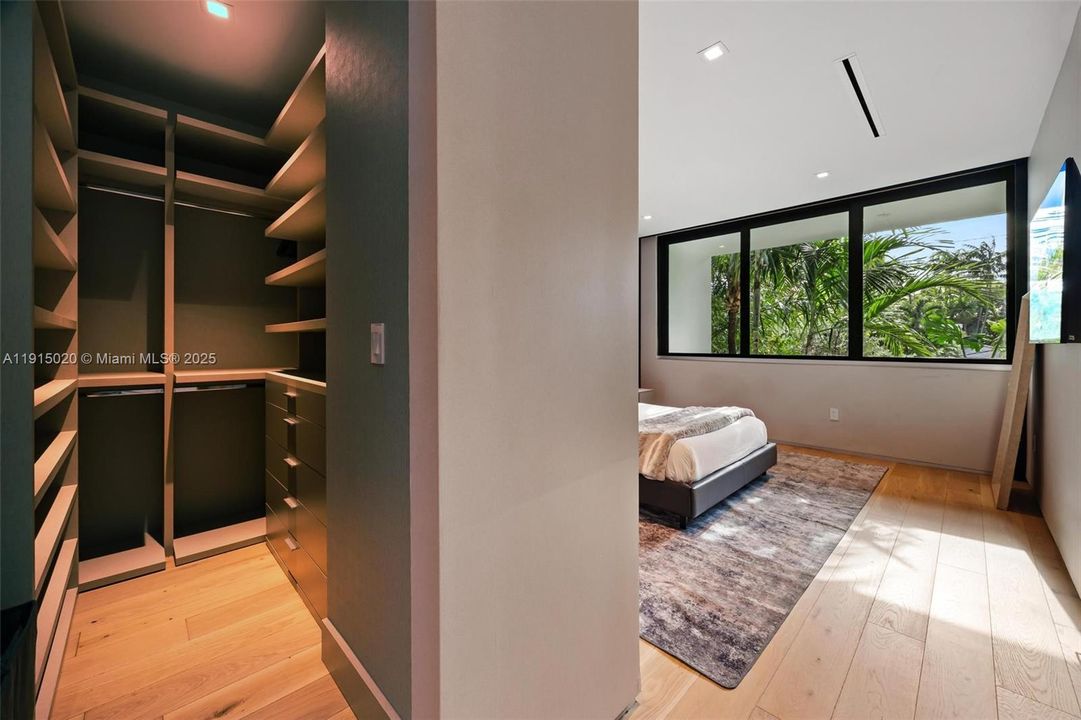 出租: $55,000 (5 贝兹, 5 浴室, 4250 平方英尺)