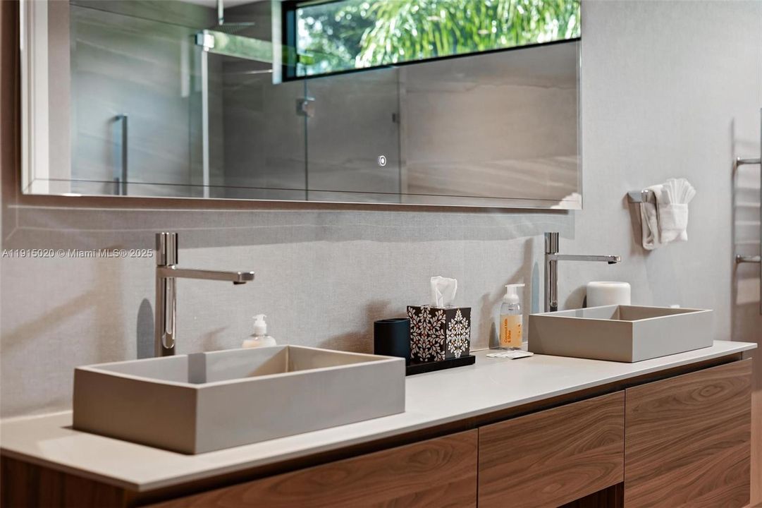 出租: $55,000 (5 贝兹, 5 浴室, 4250 平方英尺)