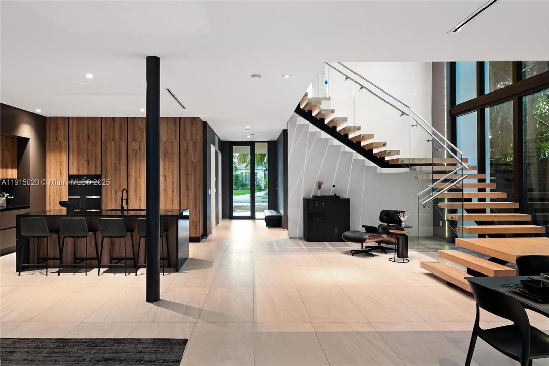 出租: $55,000 (5 贝兹, 5 浴室, 4250 平方英尺)