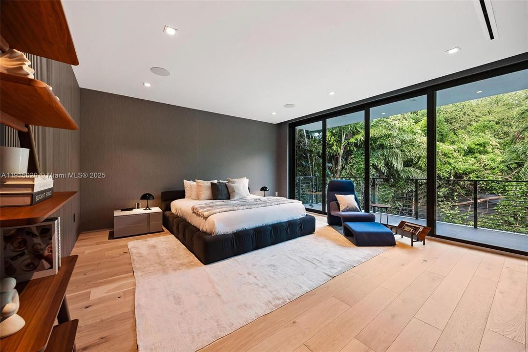 出租: $55,000 (5 贝兹, 5 浴室, 4250 平方英尺)